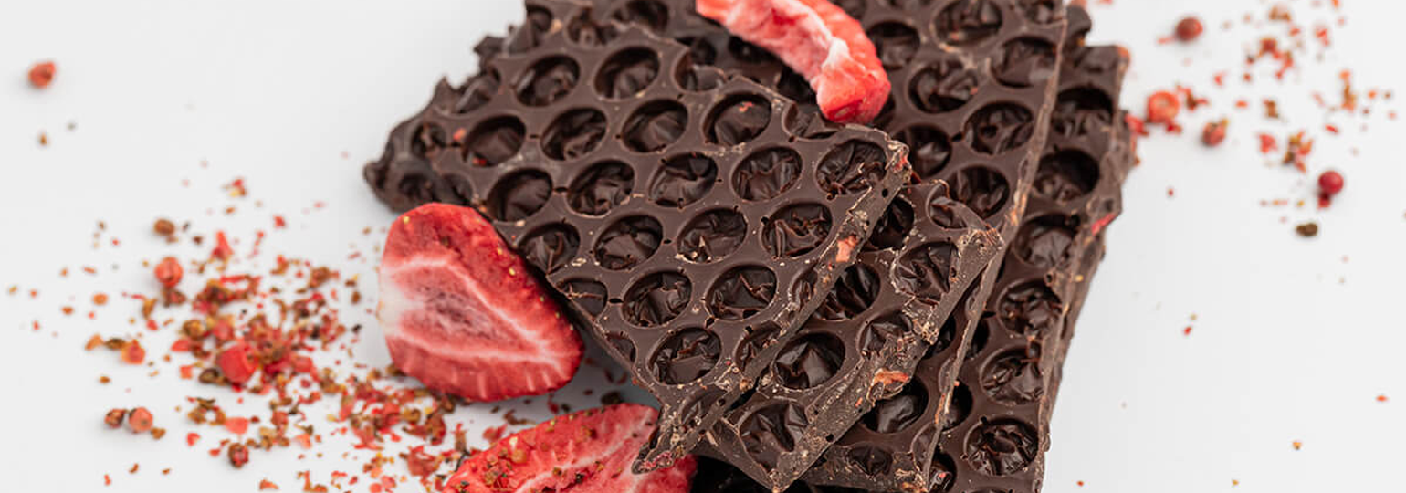 strawberry pink peppercorn with dark chocolate slab detail